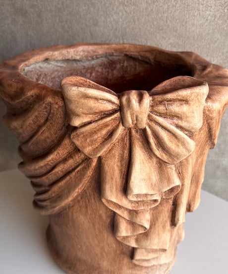 classical ribbon planter