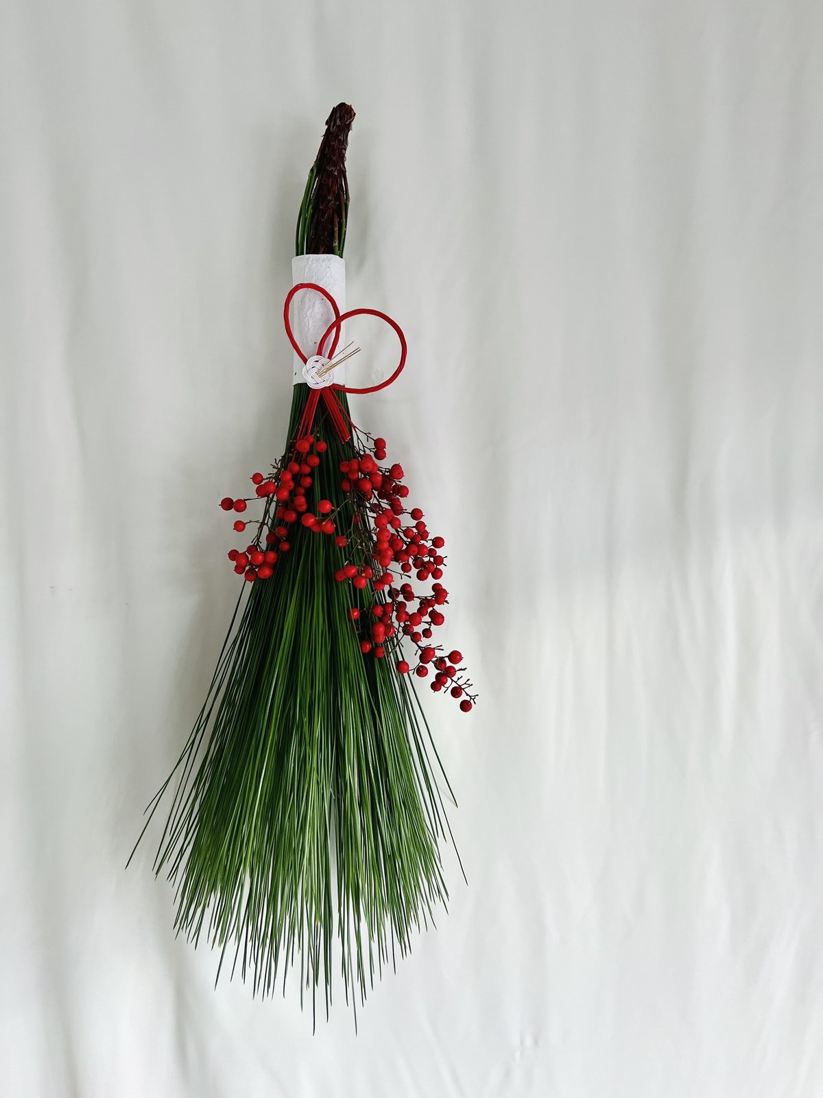 プロテアロビンと松と南天のお正月飾り プロテアロビンと松と南天のお正月飾り プロテアロビンと松と南天の