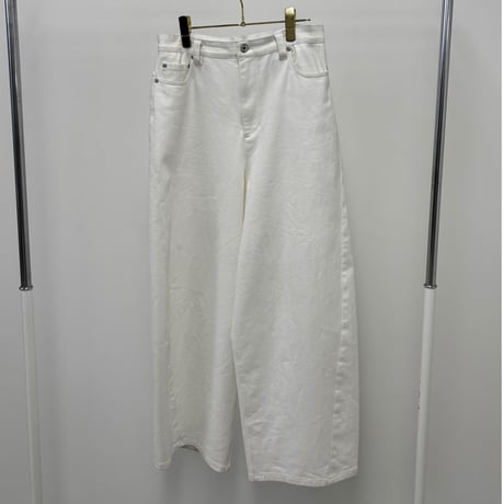 836624ホワイトデニムバレルレッグペイント加工パンツ
