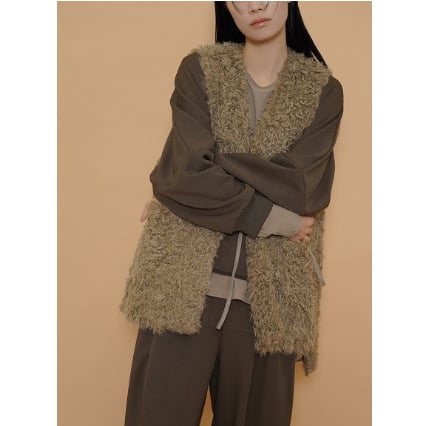 美品【CYAN tokyo】 バックオーバー　カーリーファーベスト　ブラック CYAN TOKYO | バックオーバーカーリーファーベスト | F・O・B STORE