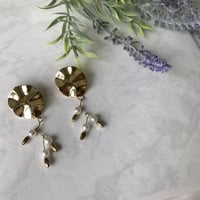 ゴールド×パール　個性的なピアス