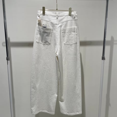 856760 ホワイトデニムバレルレッグペイント加工パンツ(短丈)