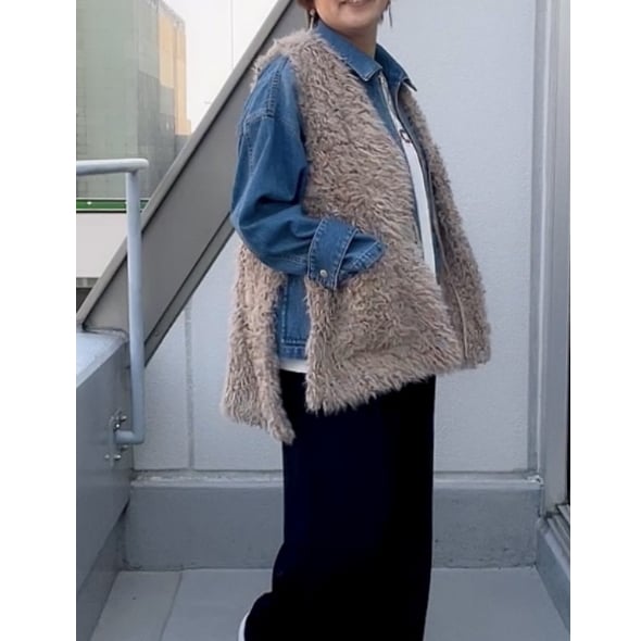 美品【CYAN tokyo】 バックオーバー　カーリーファーベスト　ブラック CYAN TOKYO | バックオーバーカーリーファーベスト | F・O・B STORE