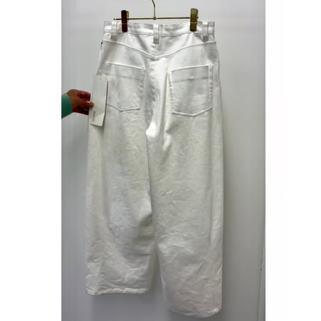 836624ホワイトデニムバレルレッグペイント加工パンツ