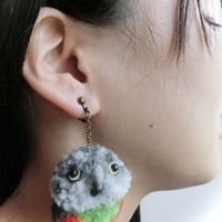 もけもけネズミガシラハネナガインコさんのイヤリング（赤）（片耳）