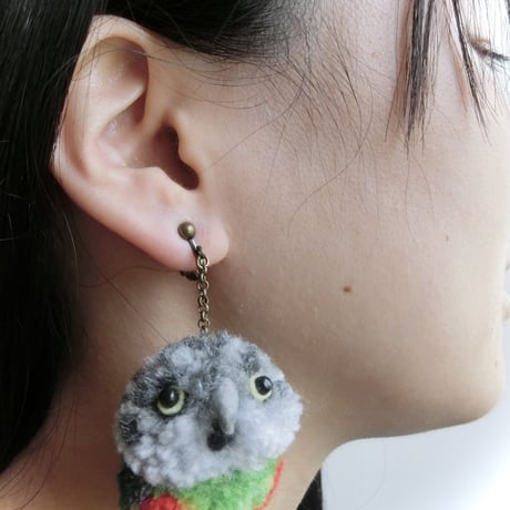 もけもけネズミガシラハネナガインコさんのイヤリング（赤）（片耳）