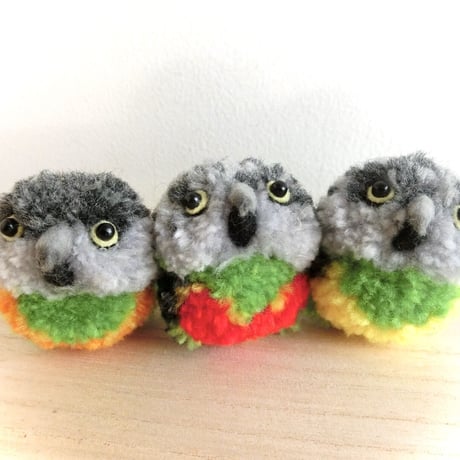 もけもけネズミガシラハネナガインコさんのイヤリング（赤）（片耳）