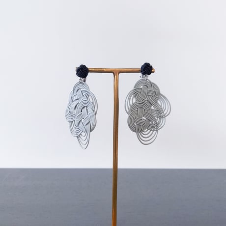 うめあわじむすびとたまむすびの揺れるアート ピアス/イヤリング