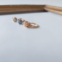ひと粒たまむすびのイヤーカフ