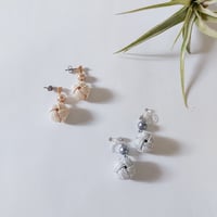 たまむすびとコットンパールの揺れるピアス/イヤリング