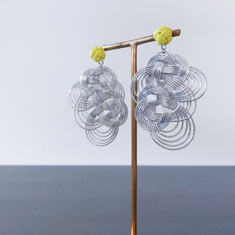 うめあわじむすびとたまむすびの揺れるアート ピアス/イヤリング