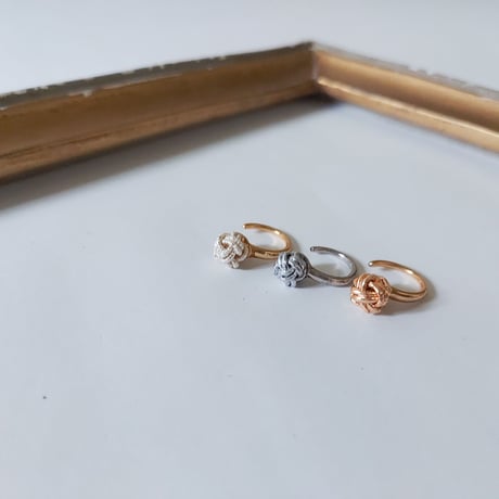 ひと粒たまむすびのイヤーカフ