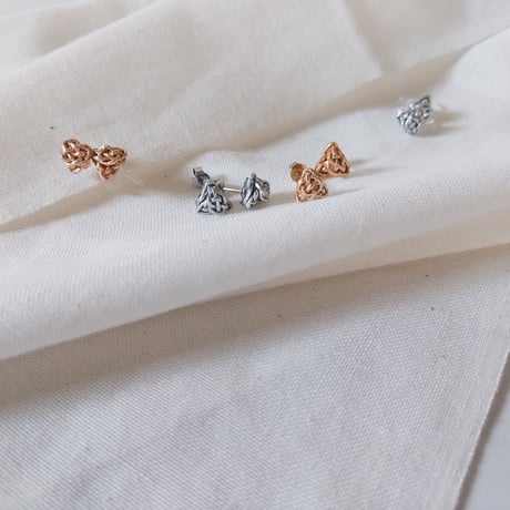 あわじむすびのスタッズピアス/イヤリング