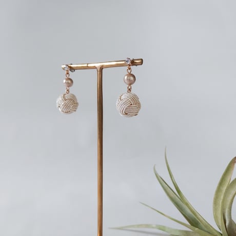 たまむすびとコットンパールの揺れるピアス/イヤリング