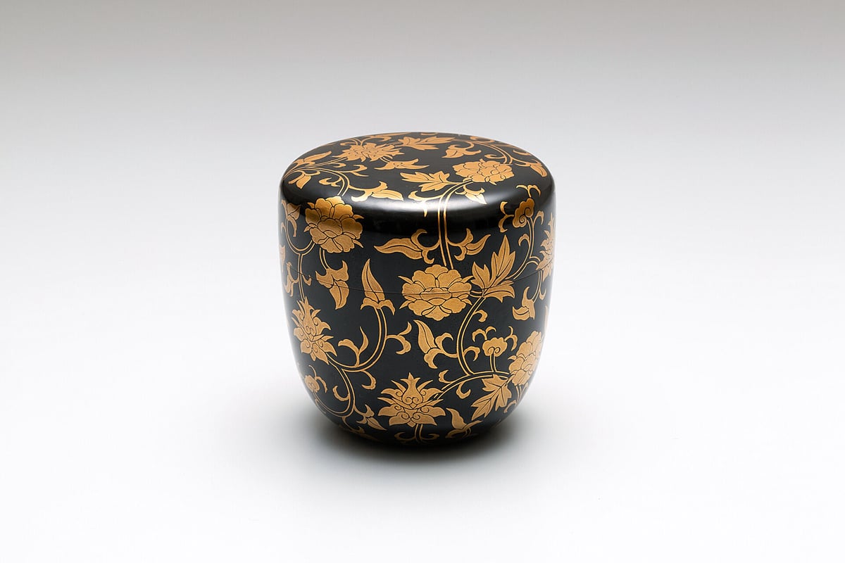 茶道具　なつめ　牡丹唐草　泉山　無形文化財 牡丹唐草大棗 | 丸岩美術 公式オンラインストア