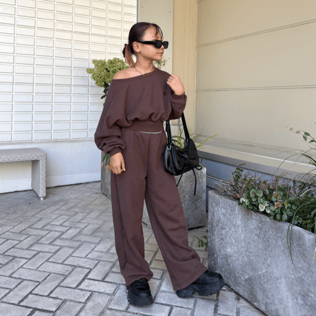 〈ご予約販売〉𝐎𝐫𝐢𝐠𝐢𝐧𝐚𝐥オフショルダートップス【ブラウン】