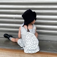 〈即納〉𝐎𝐫𝐢𝐠𝐢𝐧𝐚𝐥 キッズナップサック【グレーレオパード】