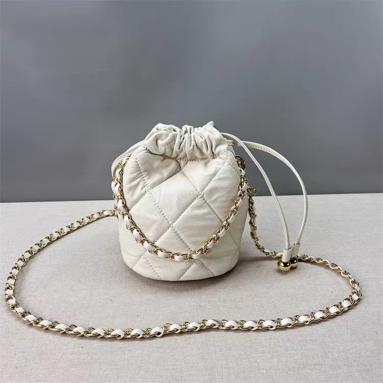 ノベルティ　キルティングバッグ　ホワイト　ショルダーバッグ 予約】本革キルティングショルダーバッグ | MINSE