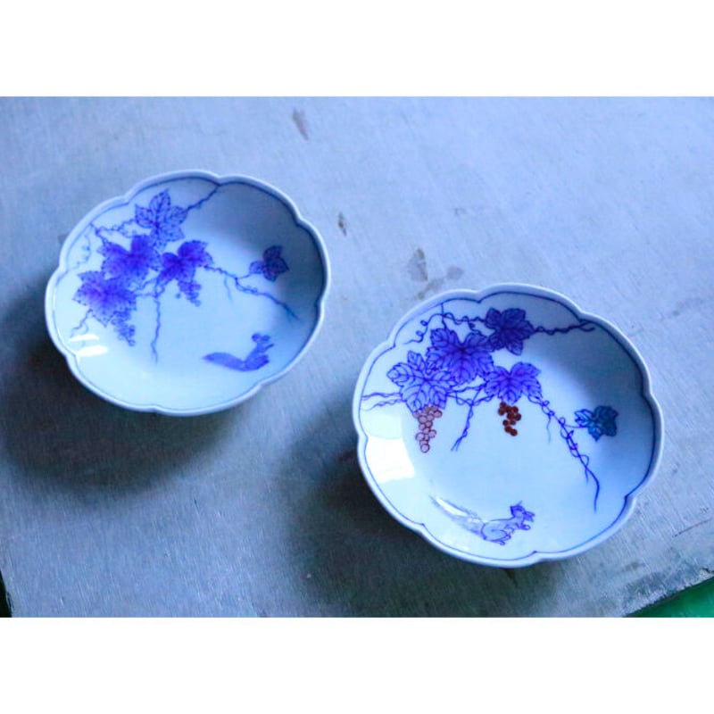 染付リスブドウ文縁切小皿／染錦リスブドウ文縁切小皿 | 辻精磁