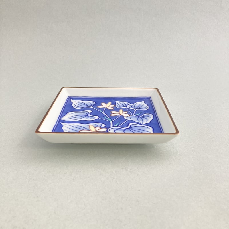 染錦どくだみ文四角皿 | 辻精磁社 つじのくら