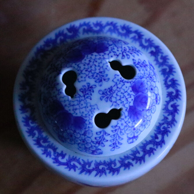染付百花文香炉 | 辻精磁社 つじのくら