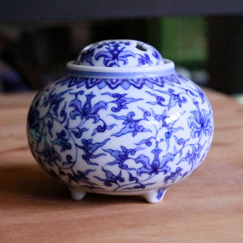 染付花唐草文香炉(極真焼) | 辻精磁社 つじのくら 染付花唐草文香炉(極真焼) | 辻精磁社 つじのくら