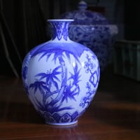 花と藤の模様の陶器花瓶 染付花唐草文花瓶 | 辻精磁社 つじのくら