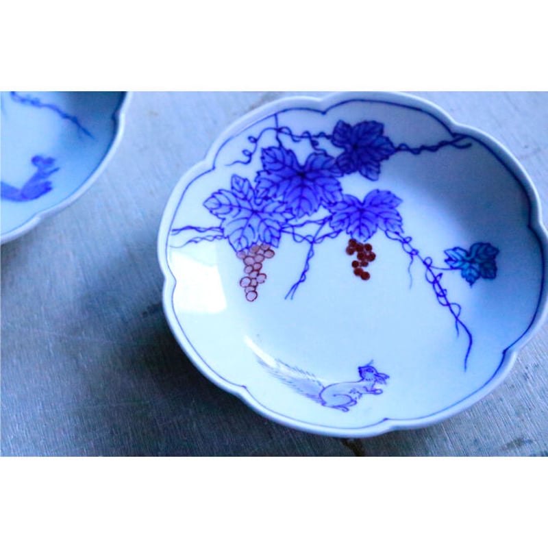 染付リスブドウ文縁切小皿／染錦リスブドウ文縁切小皿 | 辻精磁