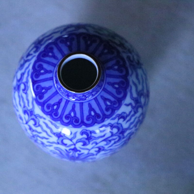染付花唐草文花瓶 | 辻精磁社 つじのくら 染付花唐草文花瓶 | 辻精磁社 つじのくら