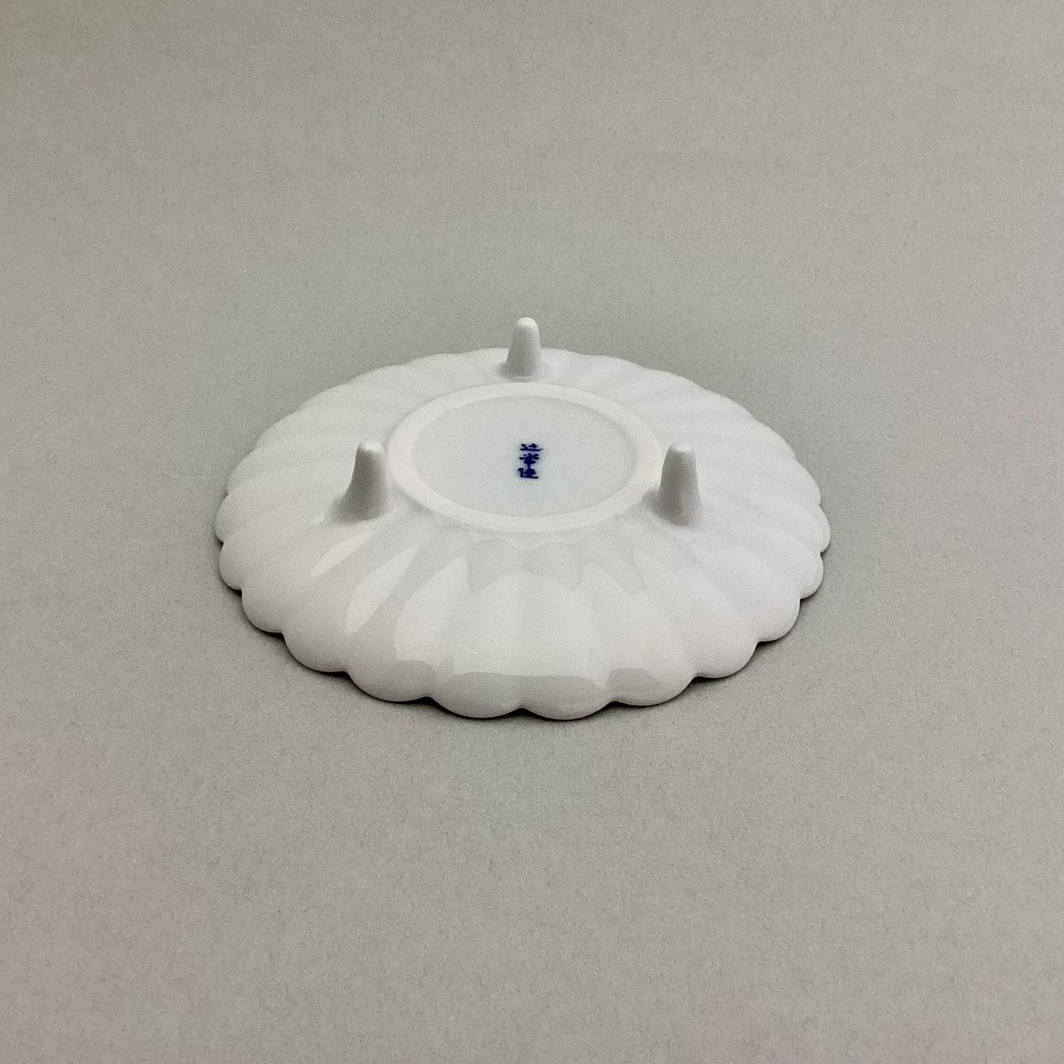 菊型三つ足銘々皿 | 辻精磁社 つじのくら