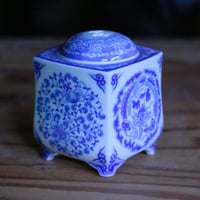 染付花唐草文香炉（極真焼） | 辻精磁社 つじのくら