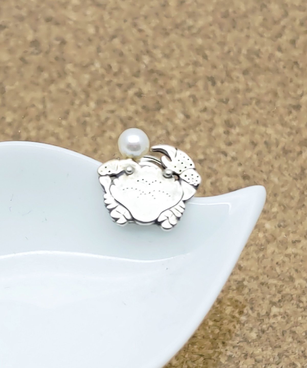 きび美オリジナル》ピンバッジ・蟹（淡水パール） | きび美ミュージアム
