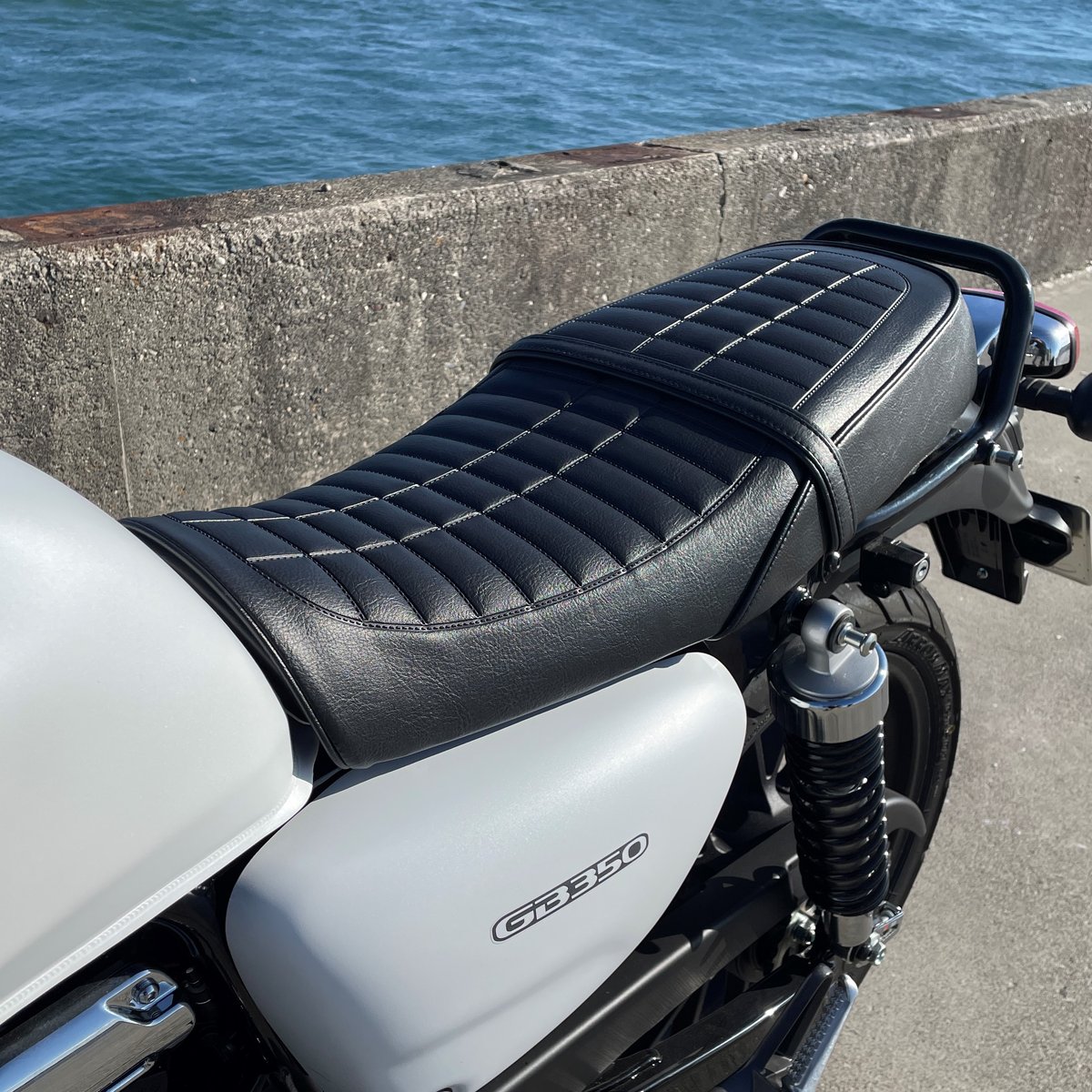 HONDA GB350用ブラック シート Amazon | GB350 タックロールシート/ GB350 (黒皮 鋲打ち