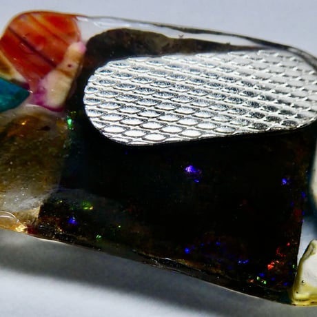 2203　アンモライトブローチ