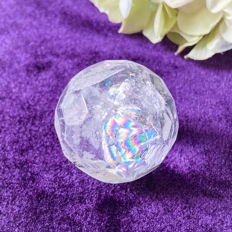 ♦︎浄化と幸福のエネルギーが空間に広がる♦︎台座なしで飾れる♪多面カットのレインボー入り水晶