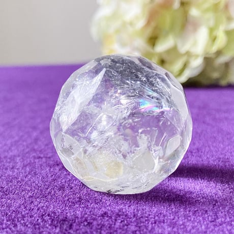 ♦︎浄化と幸福のエネルギーが空間に広がる♦︎台座なしで飾れる♪多面カットのレインボー入り水晶