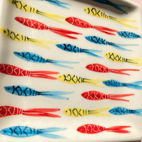 バッチャン焼き　正方形皿　※わずかな傷あり※　スクエアプレート　小魚　カラフル　ベトナム雑貨