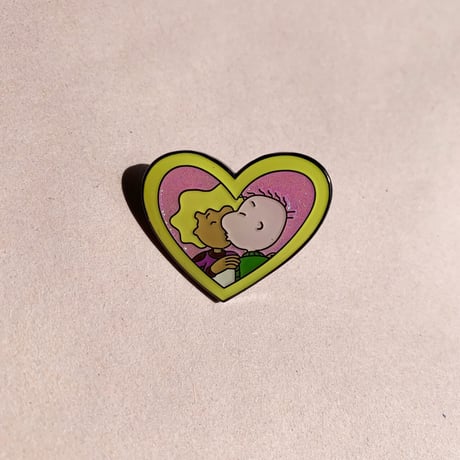 エナメルピン　kiss　ハート