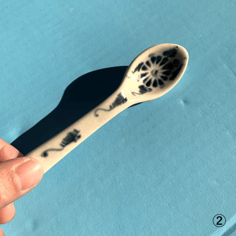 バッチャン焼き スプーン　青　菊の花