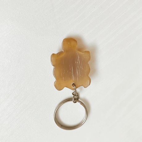 ベトナム雑貨　水牛キーホルダー　亀　かめ　キャラメル色　白系