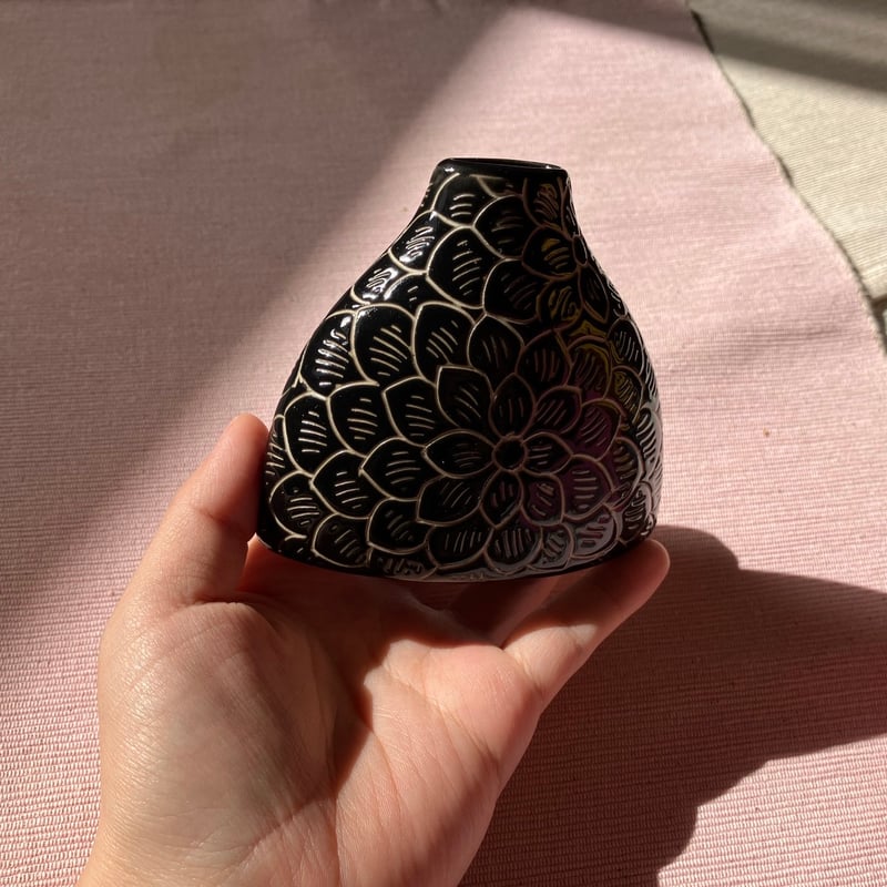 バッチャン焼き 小さい花瓶 黒 彫花柄 フラワーベース ベトナム バッチャン焼き 小さい花瓶 黒 彫花柄 フラワーベース ベトナム