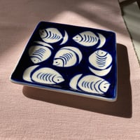 バッチャン焼き　正方形皿　スクエアプレート　にっこり魚　オールド柄　紺　ネイビー　ベトナム雑貨