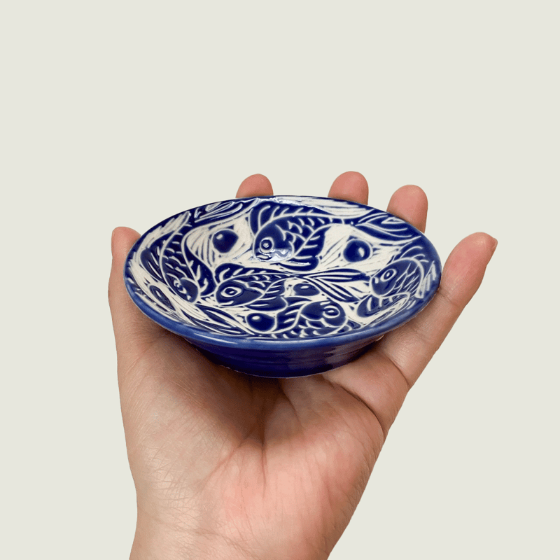 バッチャン焼き 彫皿 小皿 青い魚 うずまき ベトナム雑貨 | made me chum