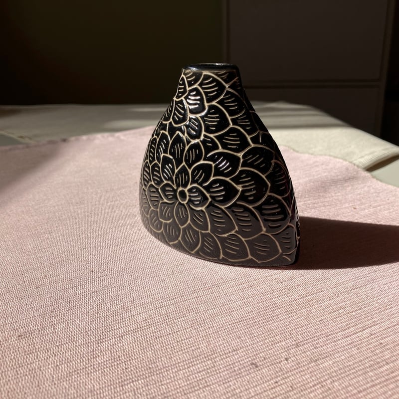 バッチャン焼き 小さい花瓶 黒 彫花柄 フラワーベース ベトナム バッチャン焼き 小さい花瓶 黒 彫花柄 フラワーベース ベトナム
