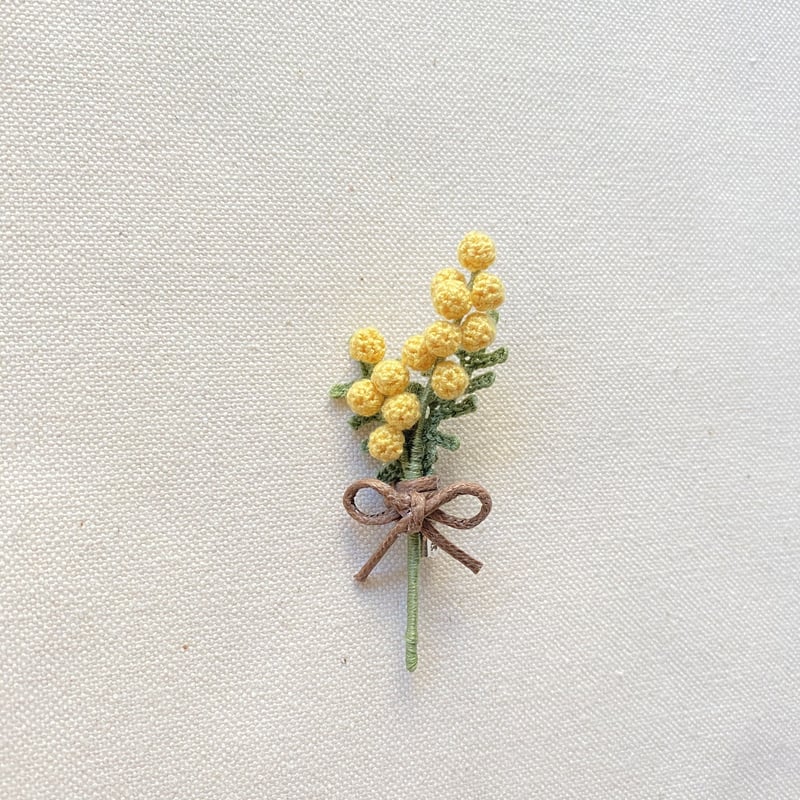 ❁オーダー承ります❁　かすみ草ブーケ　ミモザブーケ　手刺繍 スタイ オーダー承ります】かすみ草とミモザのブーケ 手刺繍 もくもく