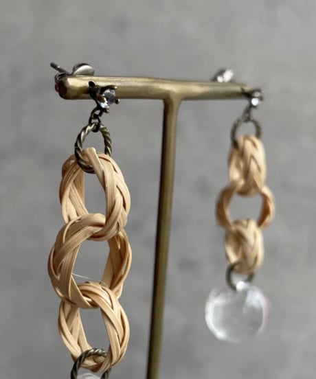 Scintiller K（サンティエ・ケー）ピアス　Chaine en rotin ラタン