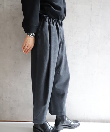 FABRIQUÉ n planète terre  222-108　tuck wide  pants・ブラックとチャコールグレー