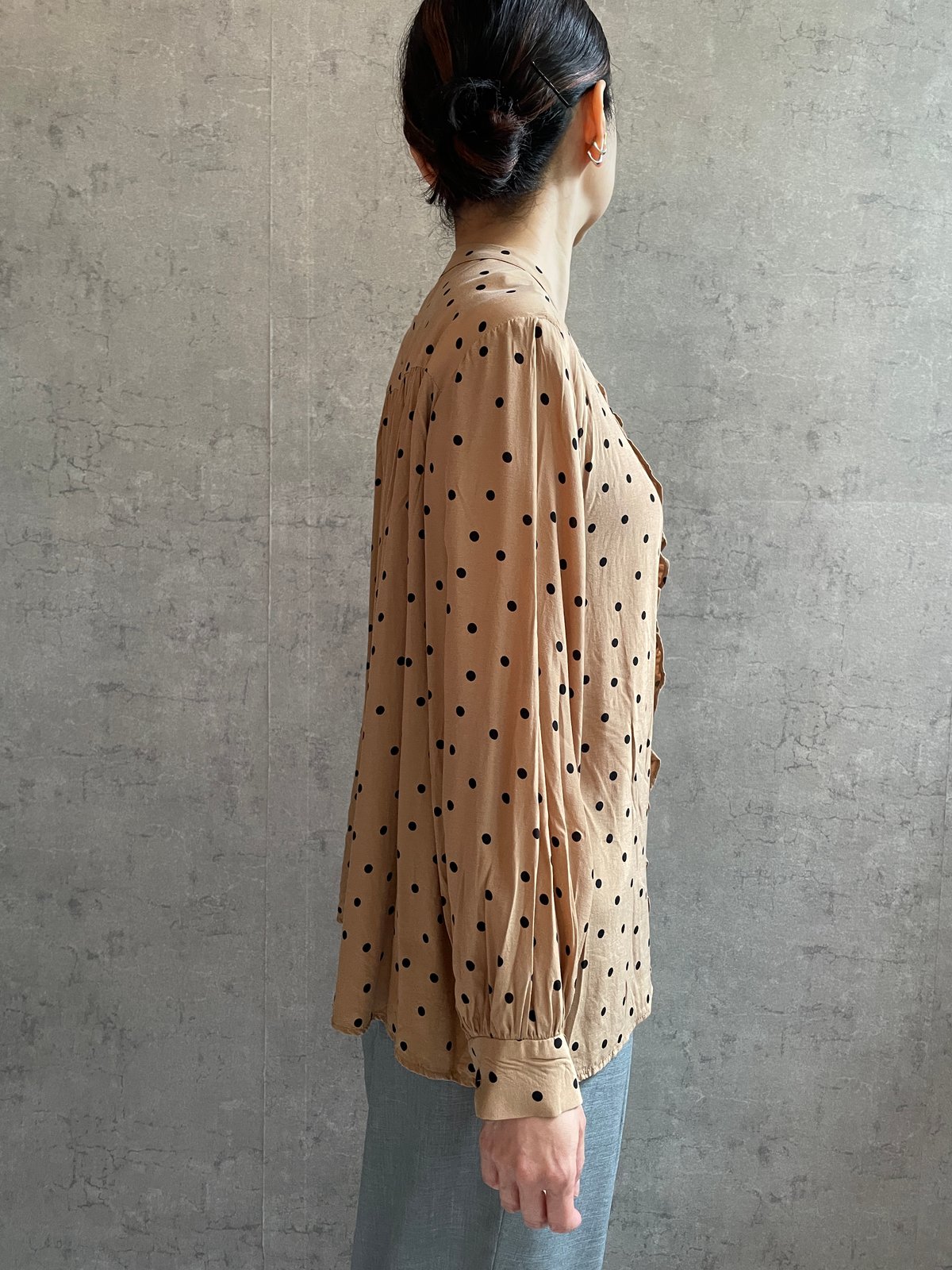 ROBE de PEAU R247 ドットラッフルブラウス beige | Le8ème ル