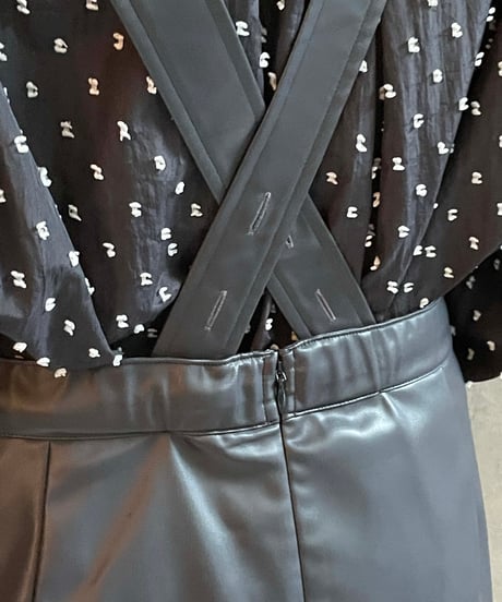 IKITSUKE　　111−54252 eco LEATHERの胸当てスカート