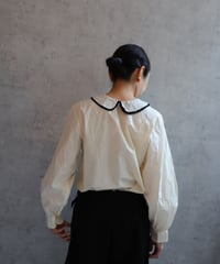 ROBE de PEAU  R191　CLASSIC ROUND COLLER BLOUSE　ECRU×NOIR